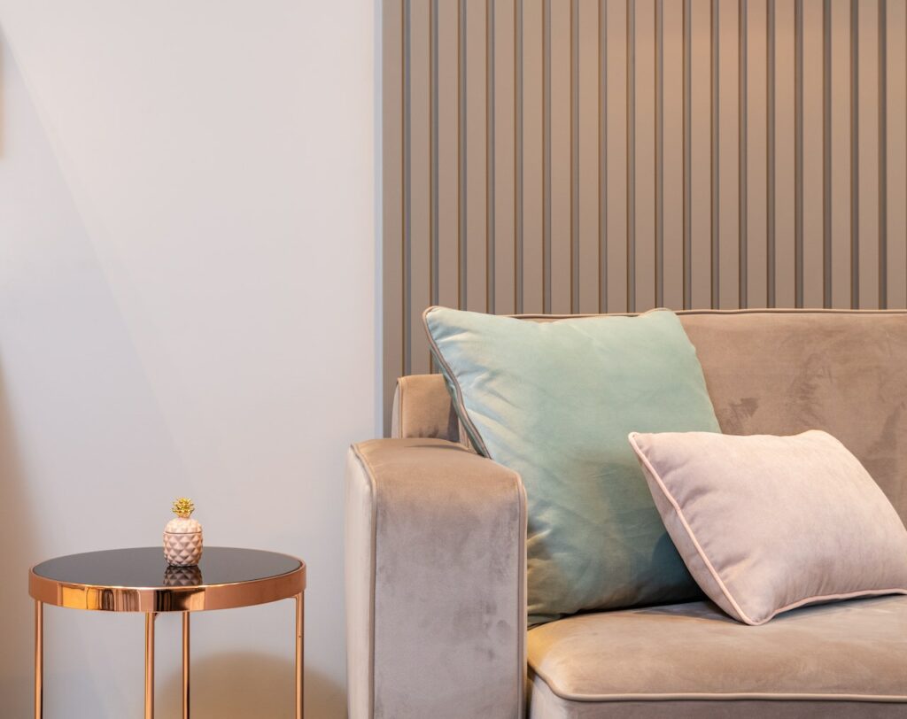 Muestra como decorar la estancia con tonalidades suaves como el gris, el beige o el blanco para crear un ambiente relajante y tranquilo