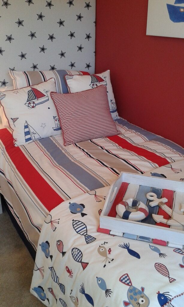 cama decorada en la habitación del niño