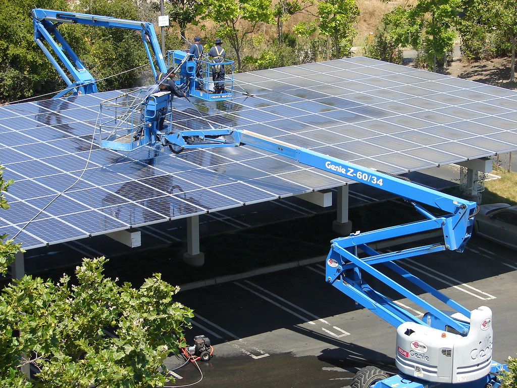 paneles solares en estacionamiento