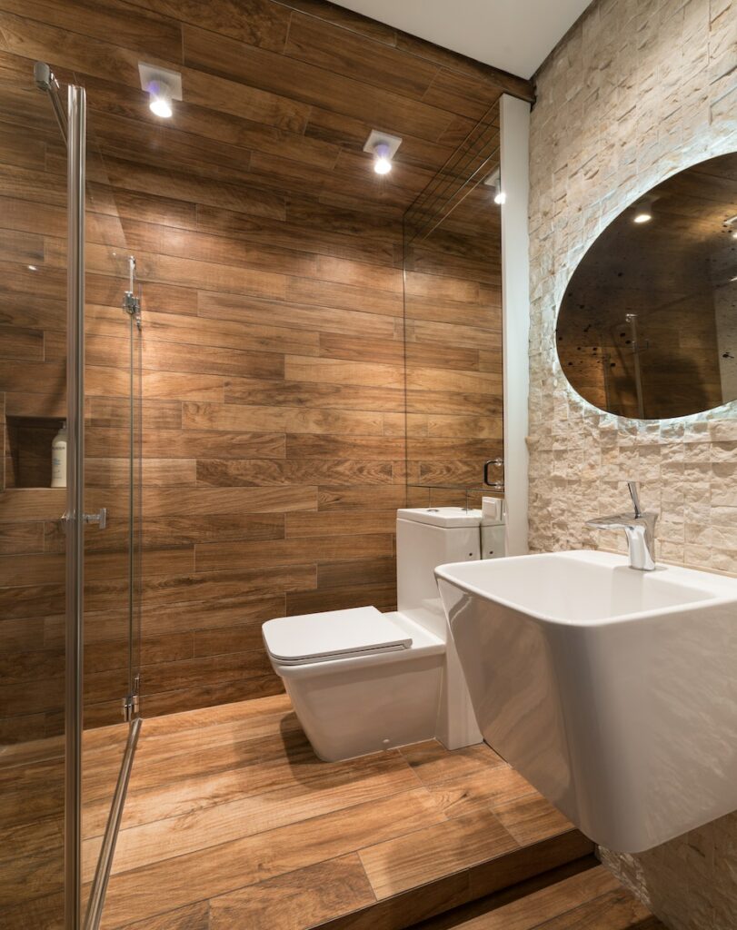 Cuarto de baño contemporáneo con lavabo y espejo creativos.