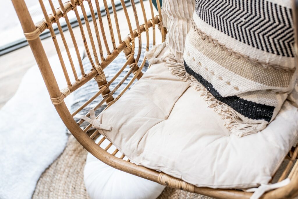 almohadas en silla fibra natural